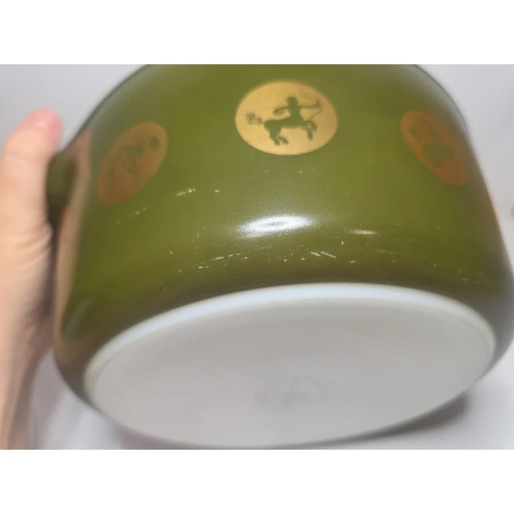 RARE - PYREX Zodiac Green Round Glass Casserole Bowl 2 1/2 QT with Lid & Stand